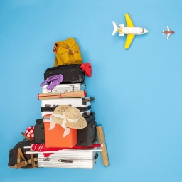 Ein Stapel Koffer, Taschen, Strandmatten ...
