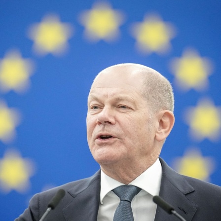 Bundeskanzler Olaf Scholz (SPD) spricht im EU-Parlament