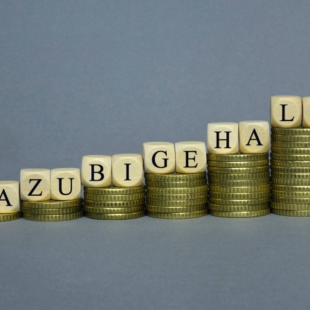 Steigende Geldstapel mit den Buchstaben "Azubigehalt" drauf. (Bild: IMAGO / Steinach) 
