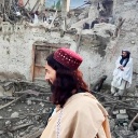Afghanen betrachten die Zerstörung durch ein Erdbeben in der ostafghanischen Provinz Paktika