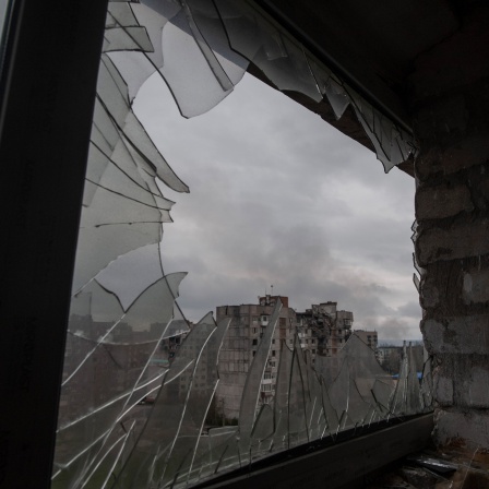 Blick durch ein zerstörtes Fenster in Bachmut
