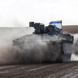 Zwei Panzer der IDF mit israelischen Flaggen sind bei Rafah im Gazastreifen im Einsatz.