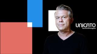 Moderator Markus Kavka vor Sendungslogo "Unicato Auf dem schwarzen Hintergrund liegen ein rosafarbenes und ein himmelblaues Rechteck. In ihrer Überschneidung bilden sie ein weißes Quadrat.  Ein weiteres weißes Qudrat hebt das Porträt des Moderators hervor