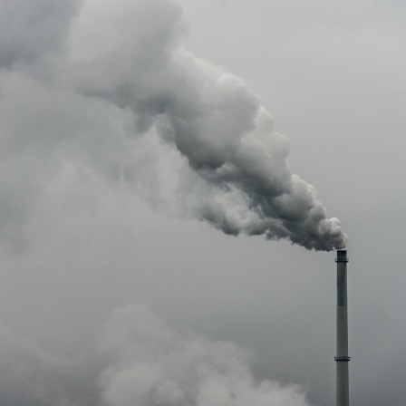 Gefährdete Klimaschutzziele: Qualm steigt aus dem Schornstein einer Fabrik