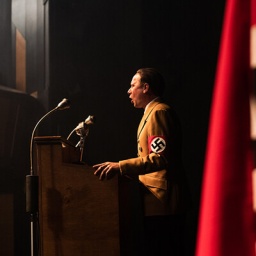 Filmstill aus "Führer und Verführer": Robert Stadlober spielt Joseph Goebbels bei seiner Rede im Sportpalast.