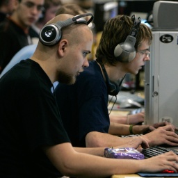 Computerspieler sitzen am Donnerstag, 14. Dezember 2006, bei Deutschlands groesster Lan-Party "Dimension6" in der Messehalle in Bremen vor Ihren Rechnern.