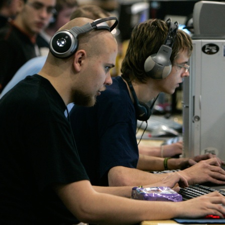 Computerspieler sitzen am Donnerstag, 14. Dezember 2006, bei Deutschlands groesster Lan-Party "Dimension6" in der Messehalle in Bremen vor Ihren Rechnern.