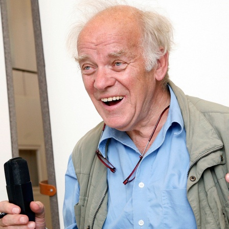 Der Sprecher Peter Franke im Hörspielstudio während der Aufnahmen.