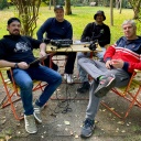 Ein Quartett am Podcast-Tisch: Basti, CEO von Spinride(links), Eric vom Team Angebissen, Reginald von Angelkajaks B&BB(2. von rechts) und Frieder vom Angelpodcast Angebissen(Bild: rbb/F.Rößler)