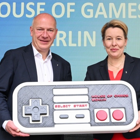 Kai Wegner (CDU), Regierender Bürgermeister von Berlin, und Franziska Giffey (SPD), Wirtschaftssenatorin in Berlin, bei der Bekanntgabe des Gebäude vom "House of Games“ in der Rotherstraße 8-11.