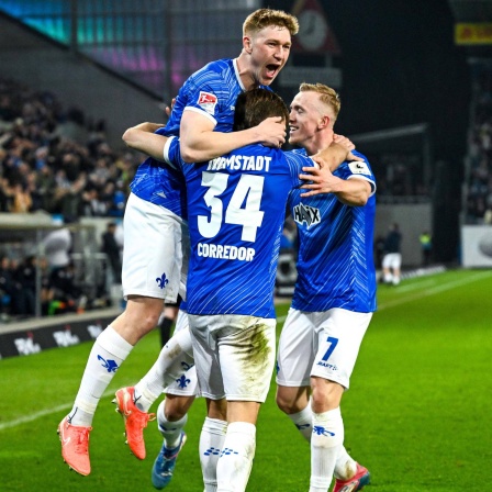  Riedel SV Darmstadt 98, 38, Killian Corredor SV Darmstadt 98, 34 und Isac Lidberg SV Darmstadt 98, 07 bejubeln das Tor zum 2:0
