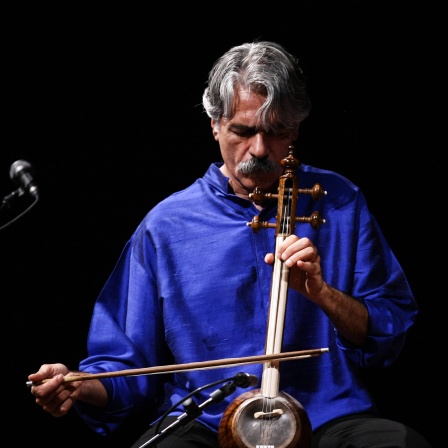 Kayhan Kalhor spielt die Kamancheh während eines Konzertes in der Vahdat Hall in Teheran, Iran (22.05.2016)