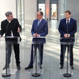 Markus Söder, (CSU), Ministerpräsident von Bayern und CSU Vorsitzender, Friedrich Merz, Unions Kanzlerkandidat und CDU-Bundesvorsitzender, Lars Klingbeil, SPD-Fraktions- und Bundesvorsitzender, und Saskia Esken, SPD-Bundesvorsitzende, nehmen an einer Pressekonferenz nach den Sondierungsgesprächen von Union und SPD im Bundestag teil.
