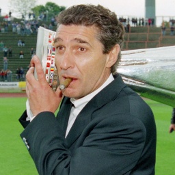 Manager Rudi Assauer (Schalke) mit dem UEFA-Pokal in Gelsenkirchen (22.05.1997)