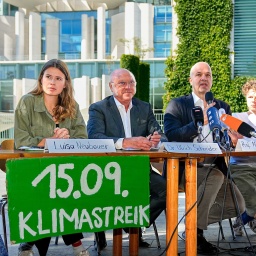 Pressekonferenz von Fridays For Future (FFF) fuer den naechsten globalen Klimastreik am 15. September 2023 mit Clara Duvigneau (l-r), Luisa Neubauer, Dr. Ulrich Schneider, Prof. Marcel Fratzscher und Pit Terjung.