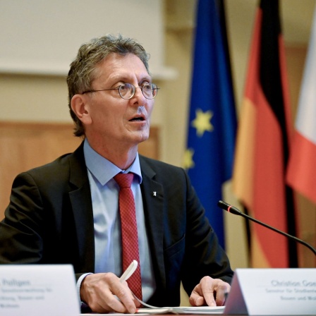 Christian Gaebler spricht bei einer Pressekonferenz zum Mietspiegel.