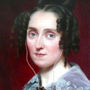 Die Künstlerin und Komponistin Louise Farrenc auf einem Gemälde mit Kopfhörern (Montage)