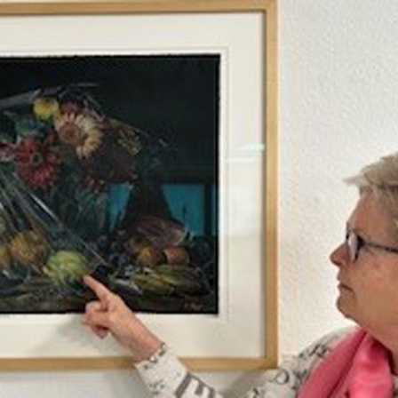 Karin Böpple mit einem ihrer typischen „eingepackten“ Stillleben.