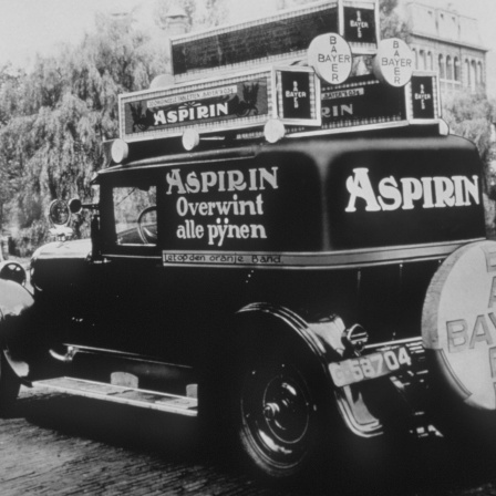 Ein niederländisches Fahrzeug wirbt 1928 für das Kopfschmerzmittel Aspirin, dessen Wirkstoff ASS, der Chemiker Felix Hoffmann 1897 entdeckt hatte