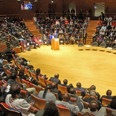 Teilnehmer verfolgen auf dem 8. Weltkongress gegen die Todesstrafe die Redebeiträge