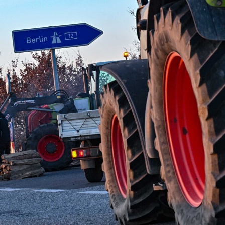 Landwirte blockieren am Montag mit ihren Traktoren die Auffahrt auf die Autobahn A12 in Richtung Berlin