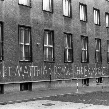 Archivbild: Zentrale der Staatssicherheit der DDR in der Normannenstraße 1990 mit der Aufschrift "Ihr habt Matthias Domaschk ermordet" (Bild: picture alliance / SZ Photo | Rolf Zöllner) 