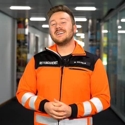 Marcel Wilhelm ist zu Gast in SWR1 Leute. Er ist einer der bekanntesten Rettungssanitäter Deutschlands und zeigt auf Social Media, wie sein spannender Arbeitsalltag aussieht. In der Notfallrettung ist er regelmäßig in Frankfurt im Einsatz.